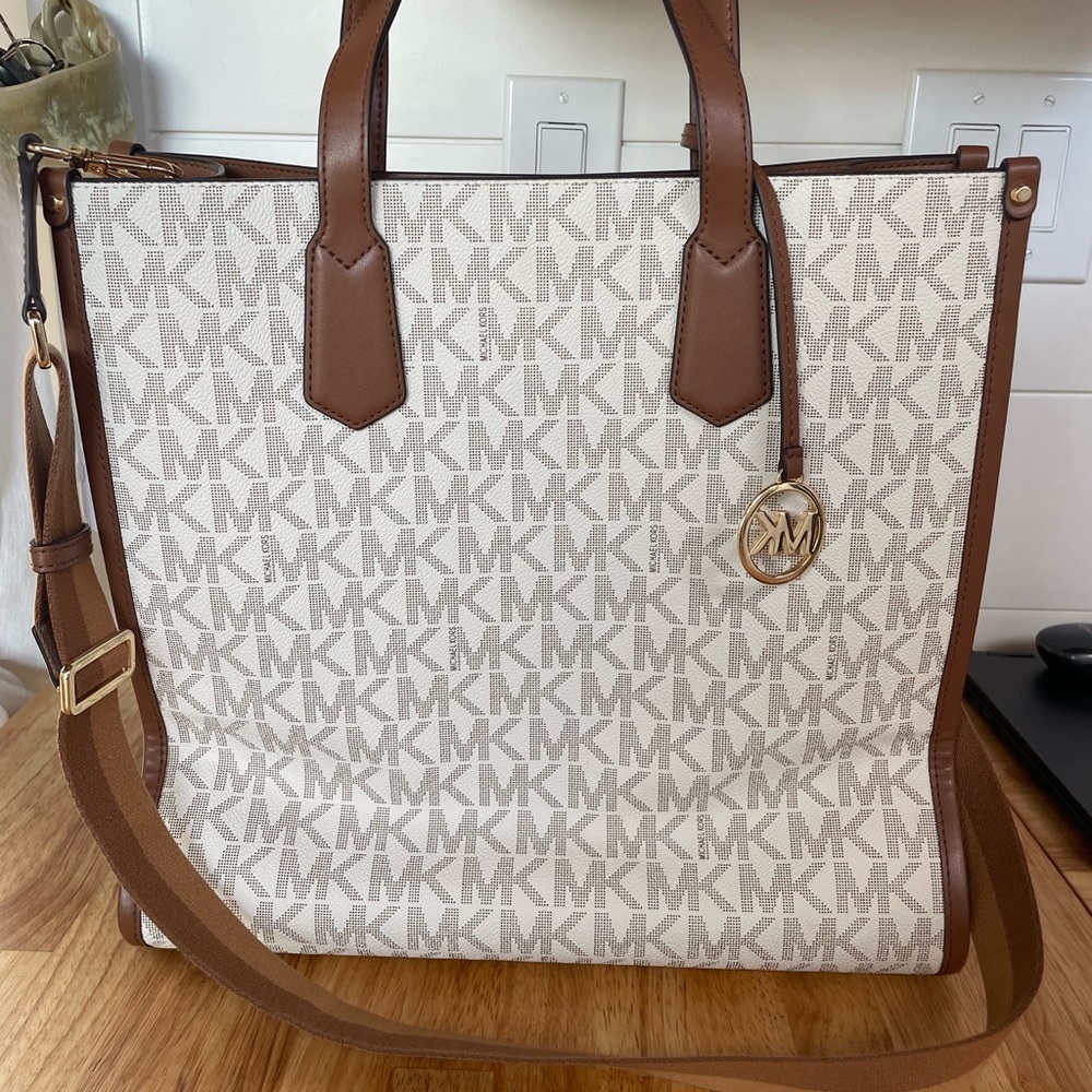 MICHAEL KORS Maple Large NS Logo Tote Vanilla/Cream/Tan $398